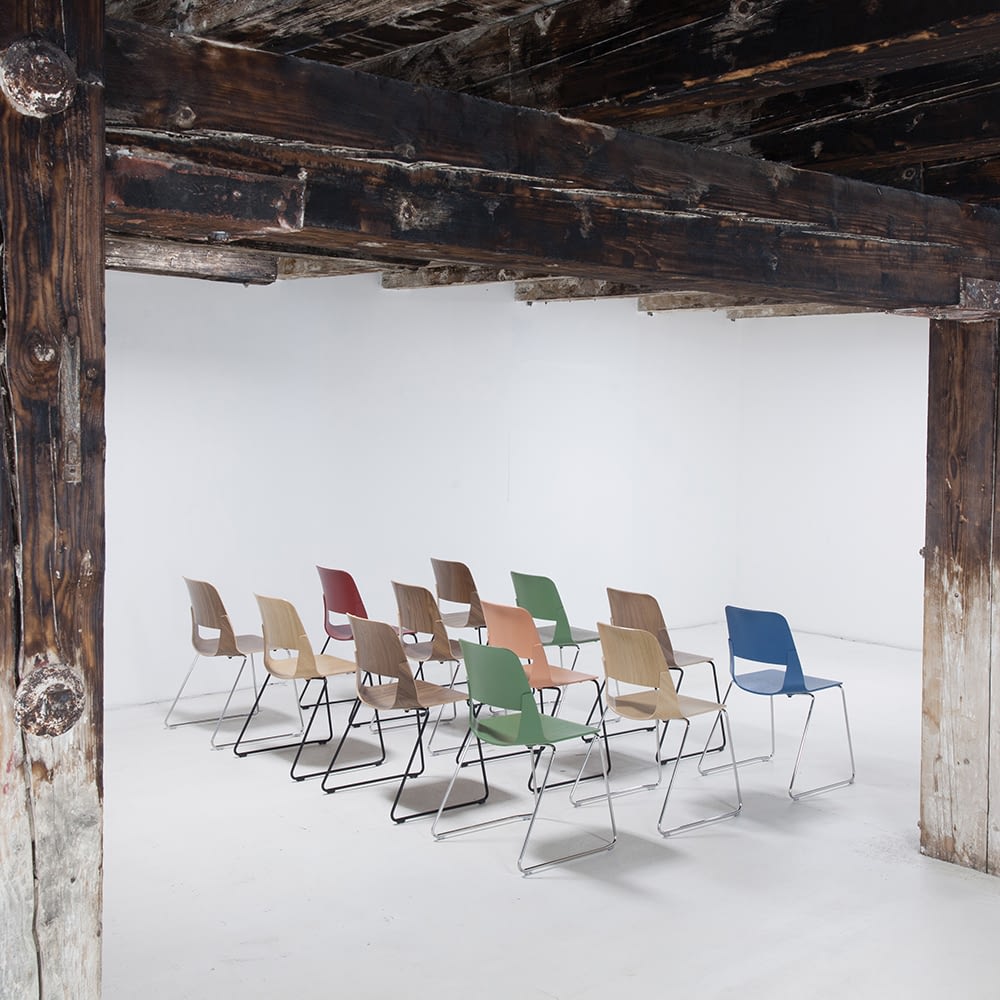 Színes irodai fa bútorokkal növelhető a produktivitás – ezekkel a színekkel hatékonyabb a munka
